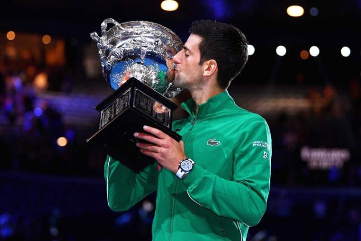 赛尔维亚网球好手Novak Djokovic近日顺利卫冕2020年澳网男单冠军，他在颁奖典礼上佩戴SEIKO为其量身打造的Astron太阳能限量表SSH045J1