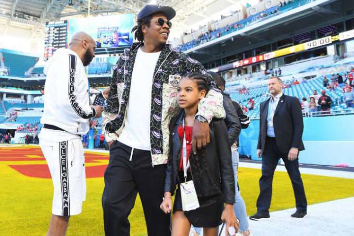 Jay-Z前几天带着女儿一同到迈阿密花园球场观赏第54届NFL超级杯赛事，不经意间露出他所佩戴的百达翡丽高级名表