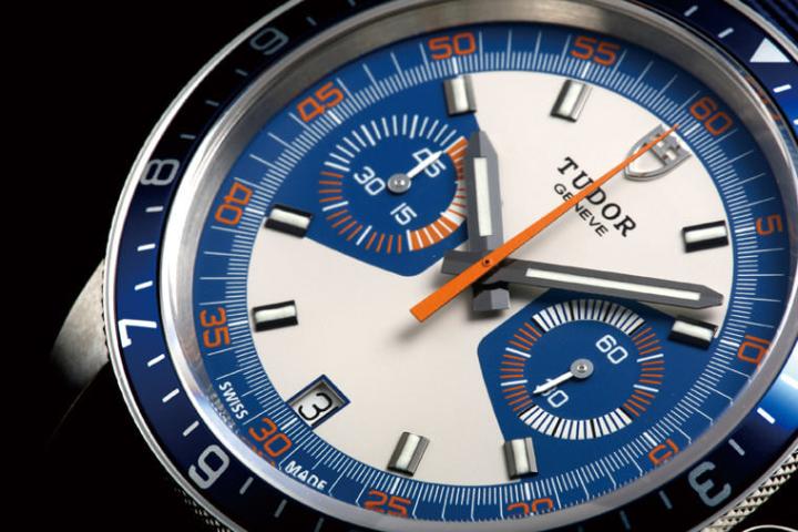 经典的蓝眼灰面橙针，以及6点钟取消放大显示的日期窗，在表款的许多细节里，可以体会出其年轻化的设计取向