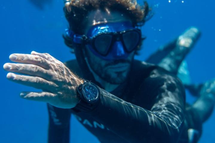 Guillaume Néry探索南极洲并潜入冰封的深海。他亦将分享自由 潜水的心得及探究未知深海的经历