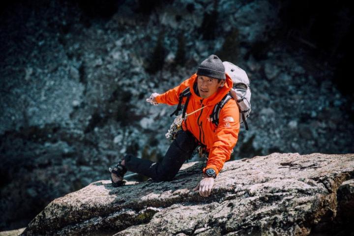 Jimmy Chin (金国威) 是奥斯卡金像奖得奖制片人、《国家地理》 摄影师暨高山运动员，他能在极端高危的环境和探险旅程中攀登和滑雪，同时捕捉非凡的画面和故事，因而闻名遐迩。 他加盟The North Face运动员团队多年，并成为沛纳海新任品牌大使