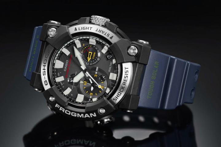 G-SHOCK专业潜水表系列Frogman蛙王推出最新改款作品GWF-A1000，除了手表表壳造型再度经过调整、换上碳纤维材质之外，显时方式也从过往的数位显示变成指针显示