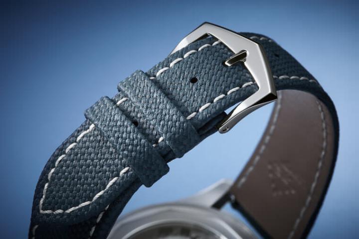 Calatrava腕表往往搭配鱷鱼皮表带，6007A除了换上小牛皮材质，其表面额外增添的编织纹理既增添腕表质感，也隐隐与面盘内圈修饰花纹辉映