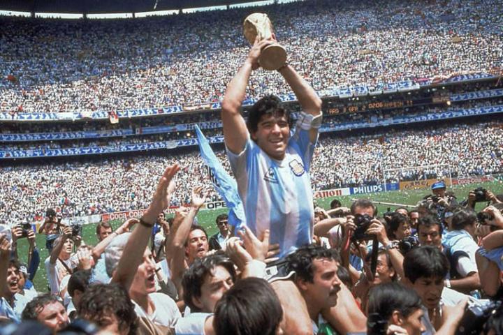 马拉度纳1986年带领阿根廷国家队赢得世界杯足球赛冠军，使他在阿根廷人民心中成为永远骄傲的国家英雄