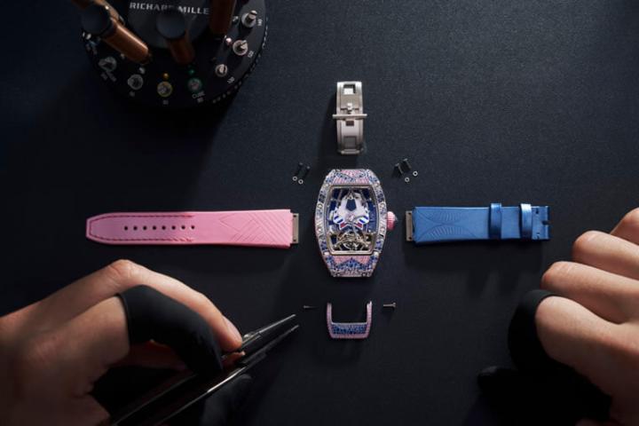 手表搭配双色漆皮表带，表带上分别压印不同纹路，延续整体的彩色主题