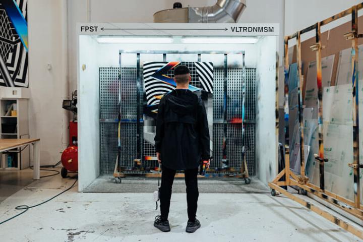西班牙知名艺术家Felipe Pantone与真力时合作，在品牌表厂主建筑外部包覆上防水帆布，上面以艺术家擅长的分层饰面光谱加以装饰