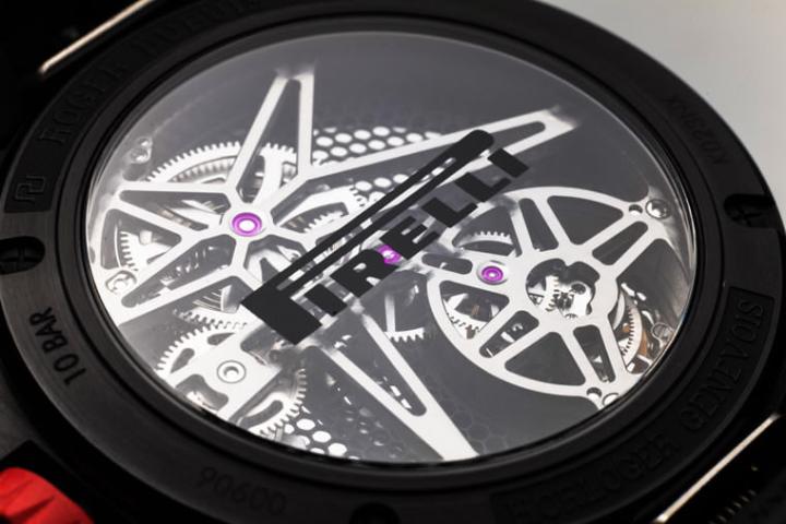 三款中只有红色细节这款Excalibur Spider镂空飞行陀飞轮底盖印有倍耐力Logo，这与手表採用的表带材质有关
