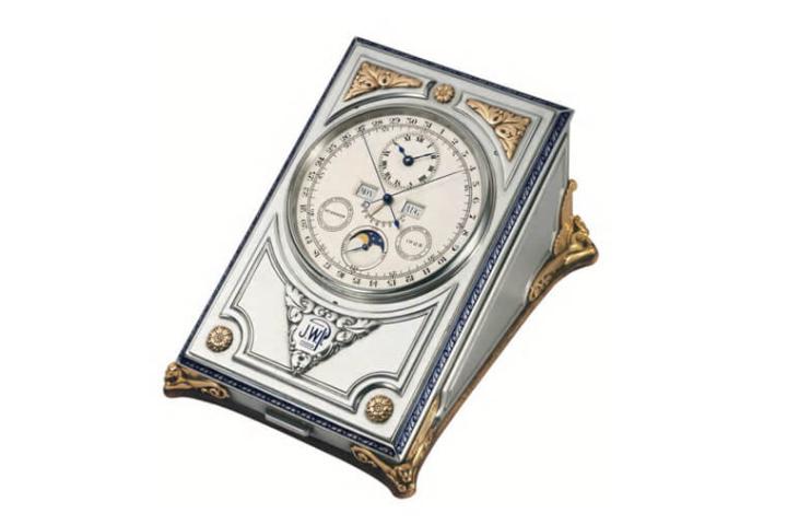 百达翡丽2021年以1923年制作的这款经典座钟为蓝本，创造出为Only Watch慈善拍卖会而生的Complicated Desk Clock 27001M-001
