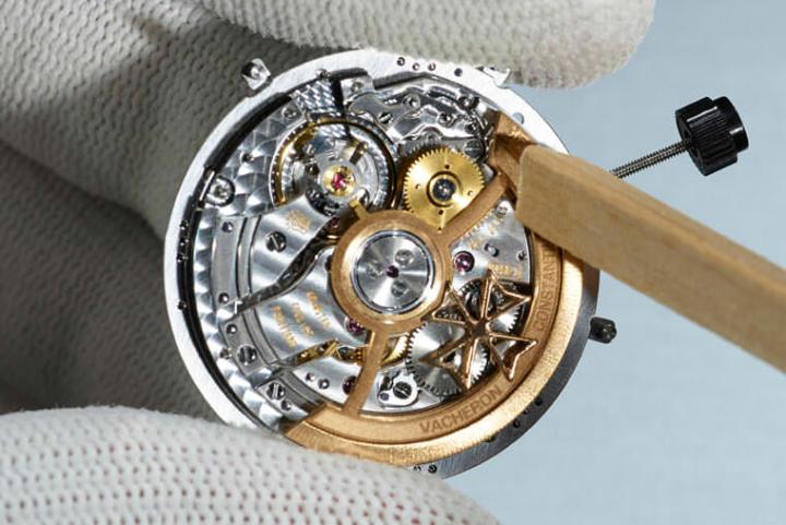 手表会搭载大三针功能的2460 SC机芯，机芯获得日内瓦印记认证，作工品质为一流水准