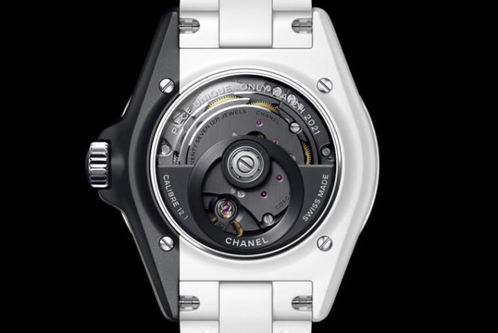 J12 Paradoxe Only Watch搭载零件镀黑的12.1机芯，同时在透明底盖上缘可见与慈善拍卖相关的字样