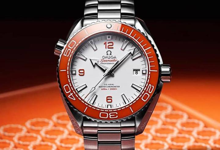 2019年欧米茄推出表圈升级为陶瓷材质的橘色海马Planet Ocean 600米手表