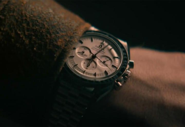 《Spaceman》MV中出现过两次像这样的手表大特写，画面中可以清楚看见这是银白色面盘的最新款超霸Canopus Gold™金版本