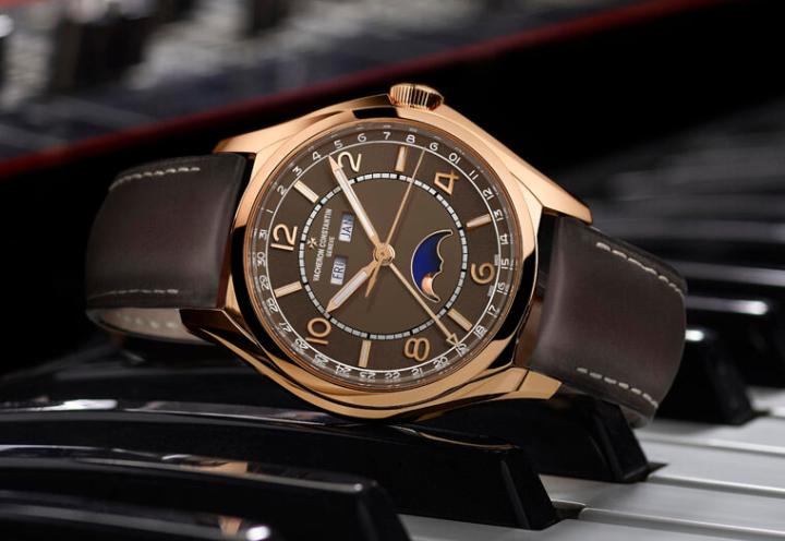 江诗丹顿新推出Fiftysix®系列玫瑰金全日历手表和自动表，外观特色在于采用全新墨棕色面盘，散发高贵优雅的复古况味
