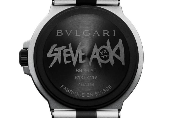 呼应面盘上的Logo，钛金属底盖上也刻印上Steve Aoki标志，为手表增添联名主题的话题感