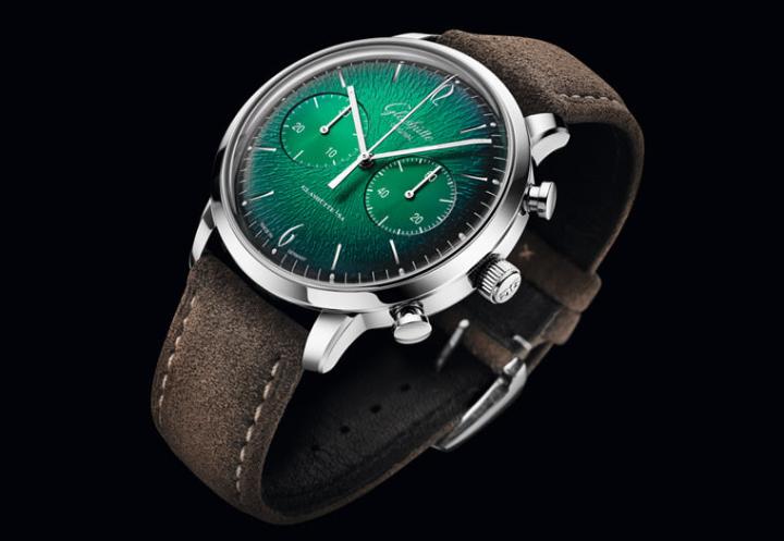 Sixties计时码表2021年以清新的绿色面盘展现活力风格，赋予复古调性的手表一股现代感