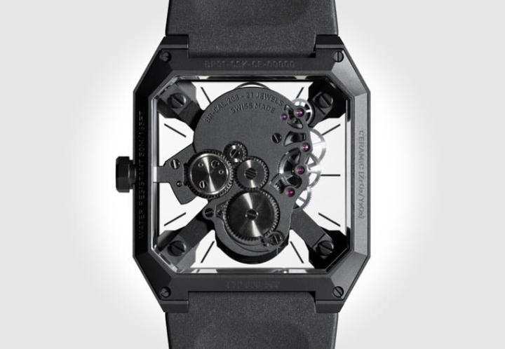 表背透明底盖露出BR-CAL.206机芯样貌，镂空设计提升了手表的赏玩乐趣