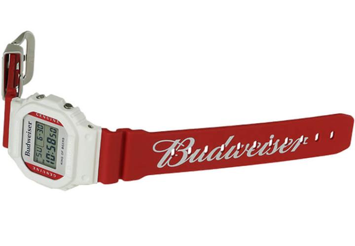 表头与表带以百威啤酒招牌的红白配色呈现，同时下方表带还印有百威啤酒字样