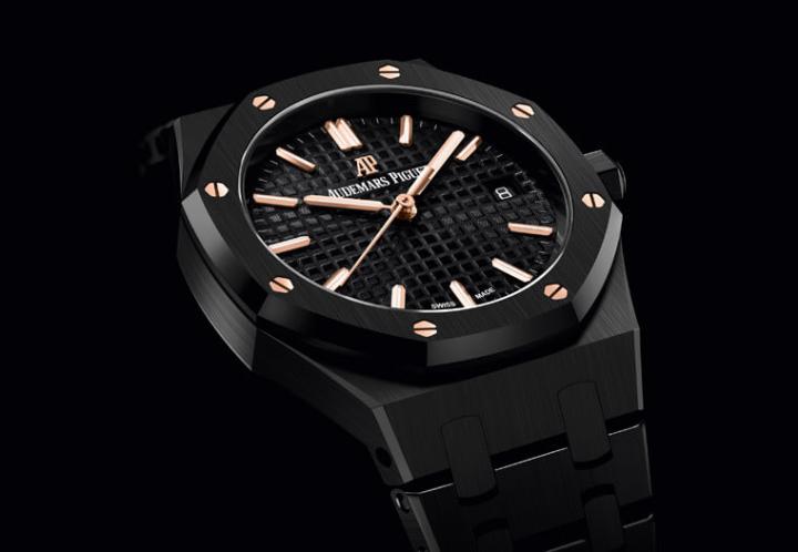 皇家橡树自从2017年首度采用陶瓷表壳材质后，迄今已陆续推出7款陶瓷手表，包含2021年这款最新的黑陶瓷34mm皇家橡树自动表