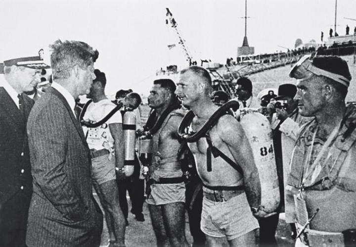 美国肯尼迪总统1950年代会见美军特种部队时，他们手上便佩戴着五十㖊Rayville Tornek潜水表，显见宝珀潜水表的性能受到各国军方的重视
