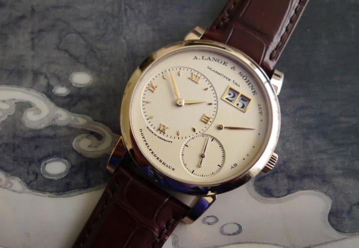 2015年朗格在Lange 1改朝换代之际临去秋波推出一款蜂蜜金限量版，如今手表的身价已经突破12万美金