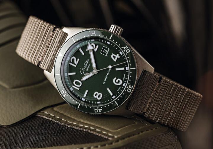 39.5mm的不锈钢表壳搭配绿色陶瓷圈，提供手表坚实耐操的佩戴品质