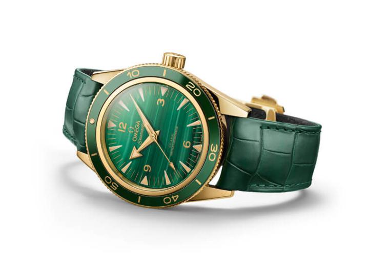 由黄金链带改为绿色皮表带，手表整体的感觉趋于内敛，但也因此更能放大它的独特感