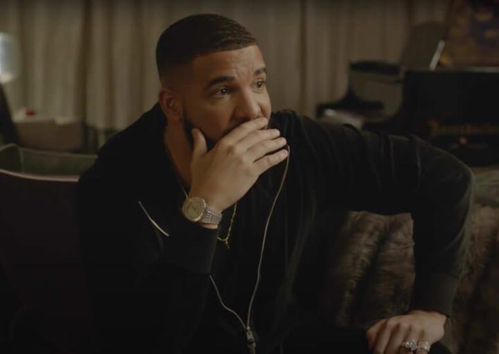 Drake于某次受访时，手上戴着他偏好的满天星鹦鹉螺手表