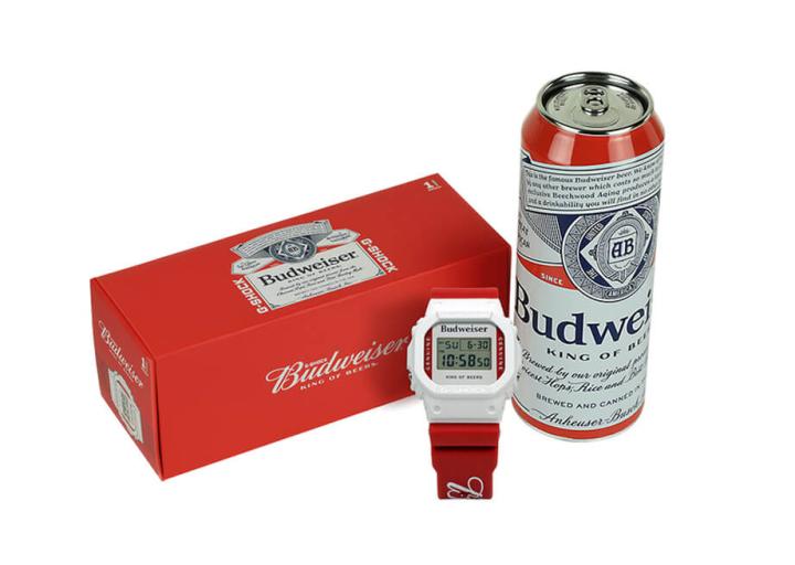 手表的特殊表盒充满浓浓啤酒元素，尤其啤酒罐设计表盒更是逼真的让人还以为是一瓶真的啤酒