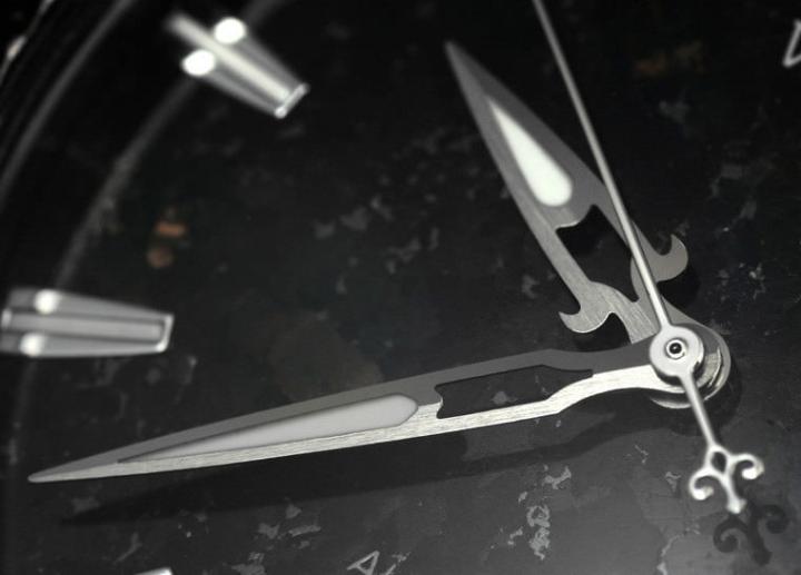 透过钻石切割技术制成了锋光闪烁的石中剑宝剑表针，并采用了Super-LumiNova®瑞士超级夜光物料