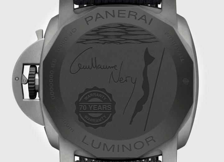底盖刻有Guillaume Néry潜水剪影，同时也有手表长达70年质保的徽记