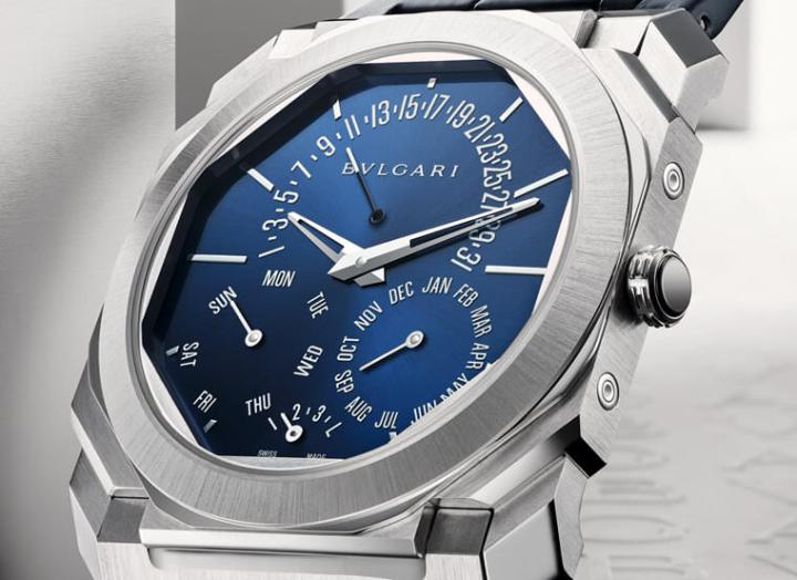 此次宝格丽除了Octo Finissimo超薄手表定番地喷砂钛金属表壳外，还额外推出一款以高贵铂金材质制作的蓝面款式