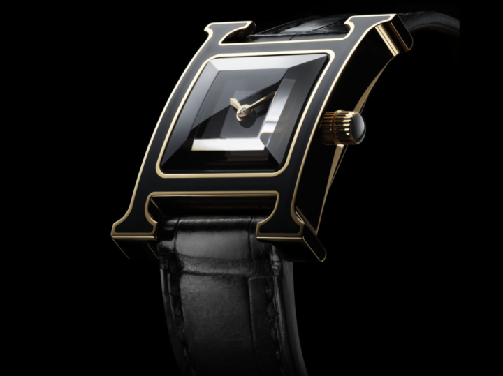 此次手表在漆黑的表壳与面盘上，运用金色线条环绕表壳边缘与指针，让手表更显立体感与奢华感