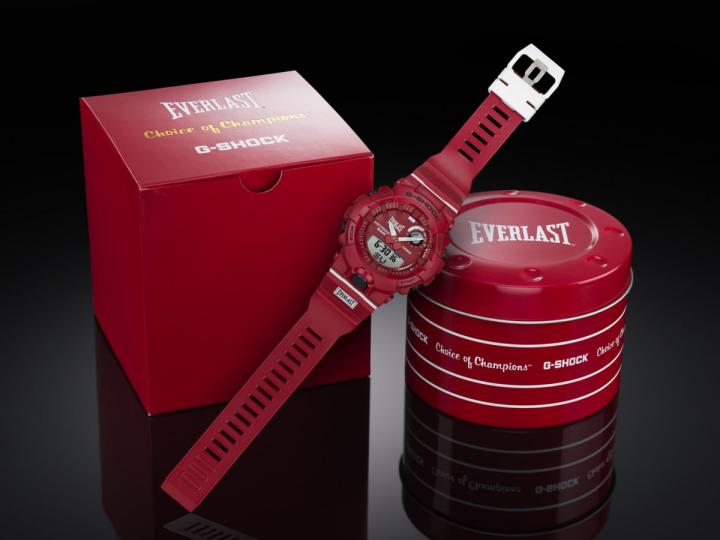 手表在外包装铁盒也采用红色设计，并印有EVERLAST、G-SHOCK标志与"Choice of Champions"字样