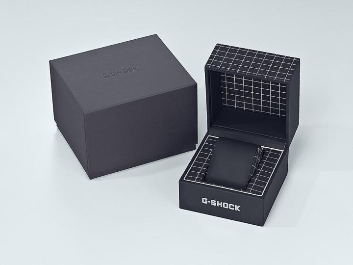 内外表盒为维持设计整体性，採用黑色搭配线条网格设计