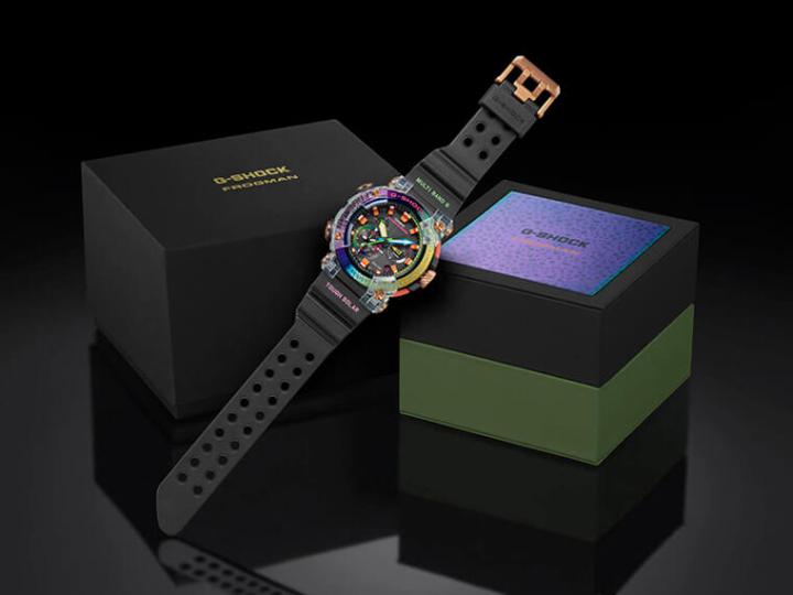 手表的表盒也采用带有蟾蜍纹路的设计，加上迷幻的色彩展现主题联结性
