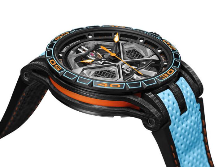 碳纤维＋钛合金表壳呼应超跑的轻量化特性，至于超跑的水蓝色＋橘色涂装，也体现在手表的整体配色上