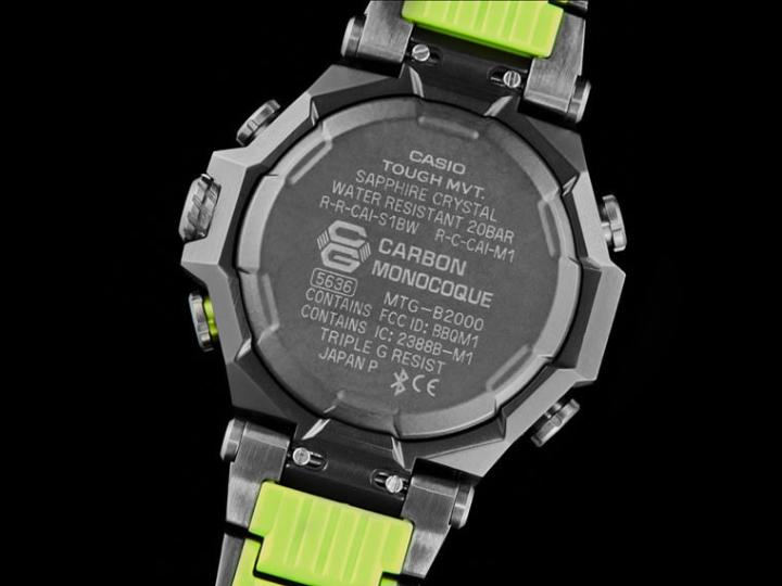从底盖叙述中，可是手表的金属外壳结合碳纤维核心防护构造，使其比一般的金属链带手表佩戴起来更轻盈舒适