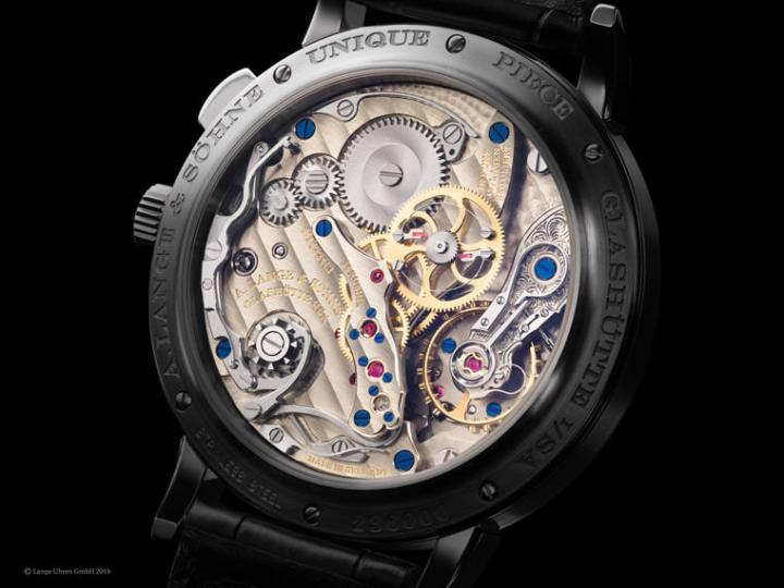 朗格手表的背面展现出高档机芯的细腻处理工艺，对照品牌手表面盘的简约风格，有时会让人更想要把手表反过来戴