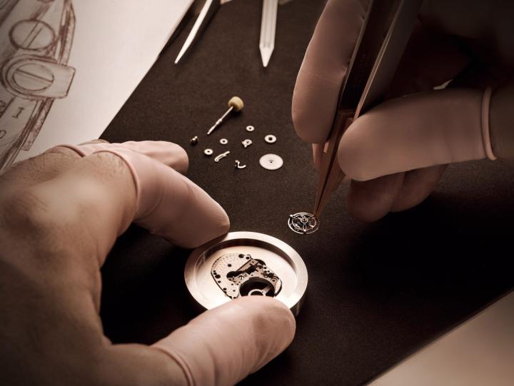 新款Seduttori的机芯融合了瑞士专业的制表知识与珠宝制作的卓越技艺，是宝格丽独树一格的特色
