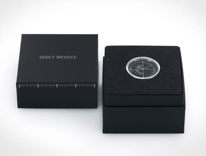 ISSEY MIYAKE联名表表盒衬托出手表的简约时尚设计