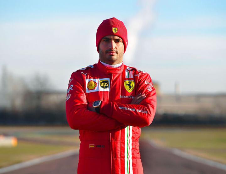 法拉利F1车队车手Carlos Sainz Jr.身着印有RICHARD MILLE Logo的车衣并佩戴RICHARD MILLE手表