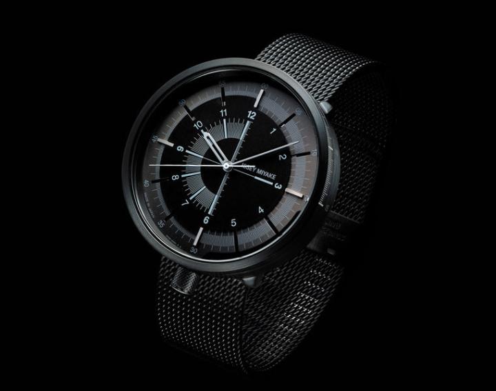 SEIKO与时装品牌ISSEY MIYAKE三宅一生携手推出联名款1/6手表，这次三宅一生由名设计师田村奈穗操刀，她以传统测量器为灵感，打造手表的风格外观