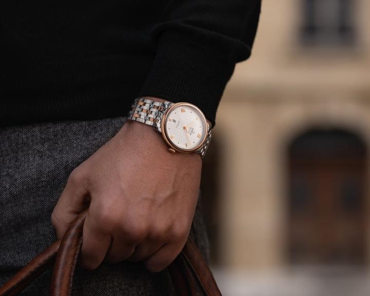 欧米茄碟飞Prestige手表的表面雍容典雅，设计从大自然的善与美萃取灵感，再配上抛光过的表链，淳美造型扣人心弦