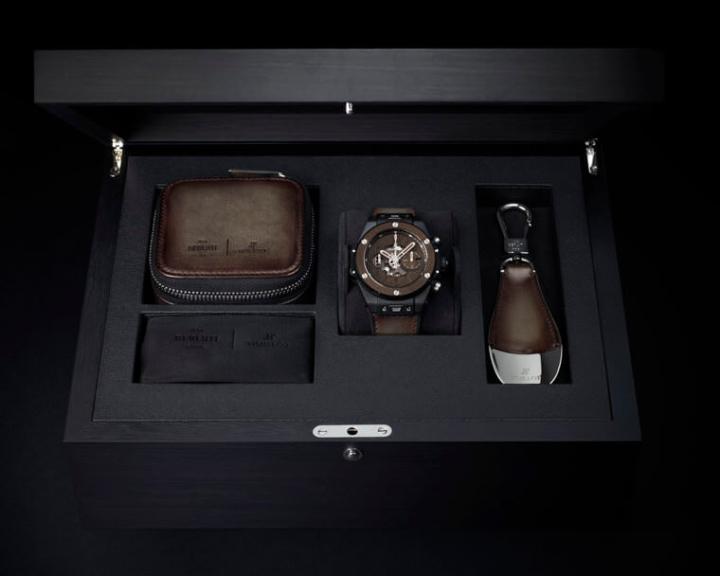 表款包装共有两个品牌属名的精美表盒、BERLUTI传统鞋拔钥匙圈，以及宇舶表特制旅行用皮革表盒