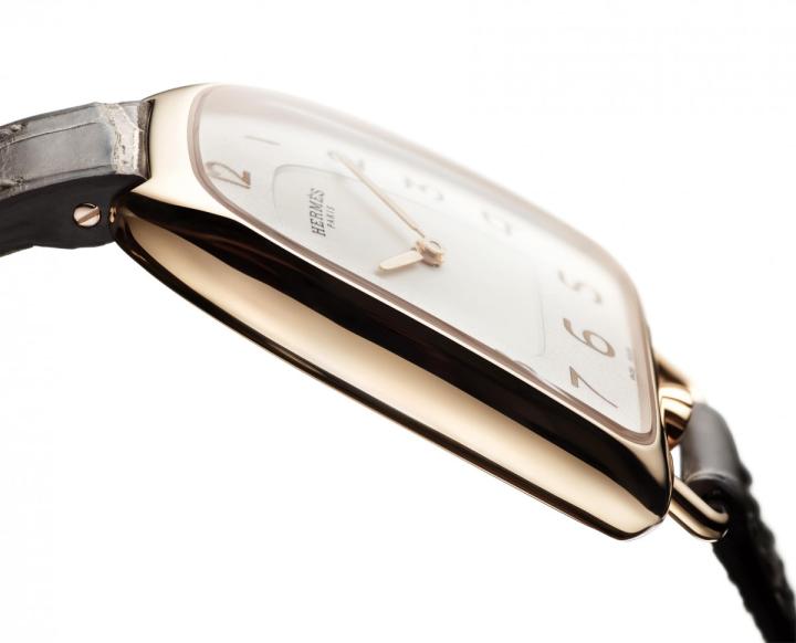 在Galop d'Hermès手表上看不到任何锐利的边角，圆润滑顺的表壳成为其最大的特色之一