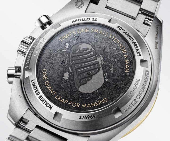 黑色装饰内表背以雷射镌刻呈现太空人在月⁠球⁠表面留下⁠的足迹⁠，搭配镀18K Moonshine™金⁠的尼⁠尔⁠‧⁠阿⁠姆⁠斯⁠壮⁠的传奇名言