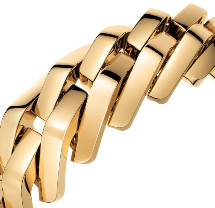 有别于一般的金属链带腕表，Maillon de Cartier系列从改良链节结构着手，挹注一股别致的视觉扭转律动感