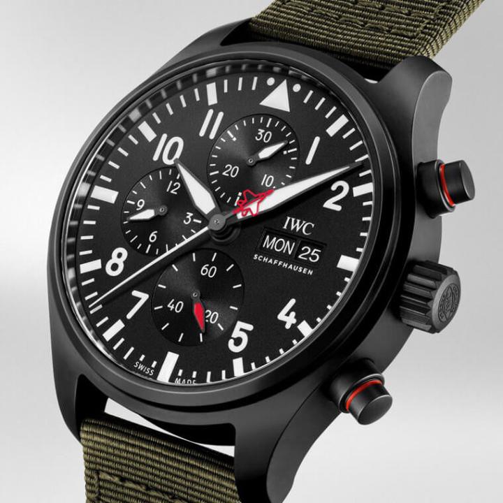手表采用黑色表壳、面盘搭配军绿色织物表带的设计源自IWC 2018年所制作非市售版的”SFTI”手表，突显品牌和军事单位的合作渊源