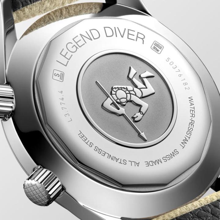 底盖刻有潜水夫图案，强调手表的专业潜水表规格与历史渊源。