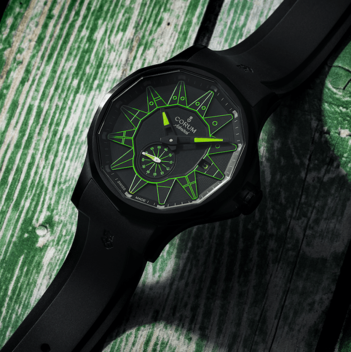 表款采用黑色硫化橡胶表带，配以黑色PVD涂层处理表扣，贯彻手表的酷黑形象